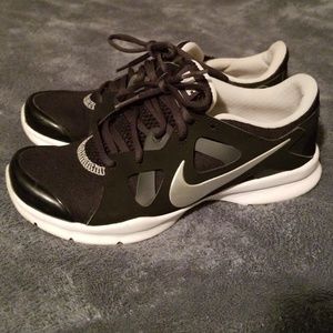 Like new black shoes Nike Air Sneakers Womens 6.5